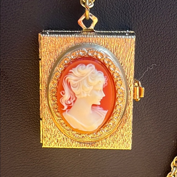 Vintage Goldtone  3 strand Cameo 4 frame locket Necklace, pearl pendant - Picture 4 of 7